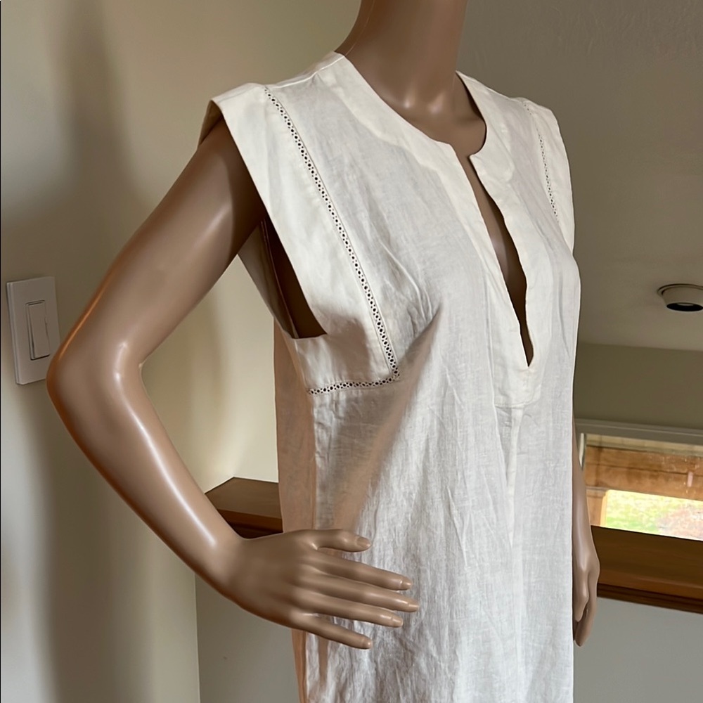 Elegant White Sleeveless Dress - Picture 2 of 8